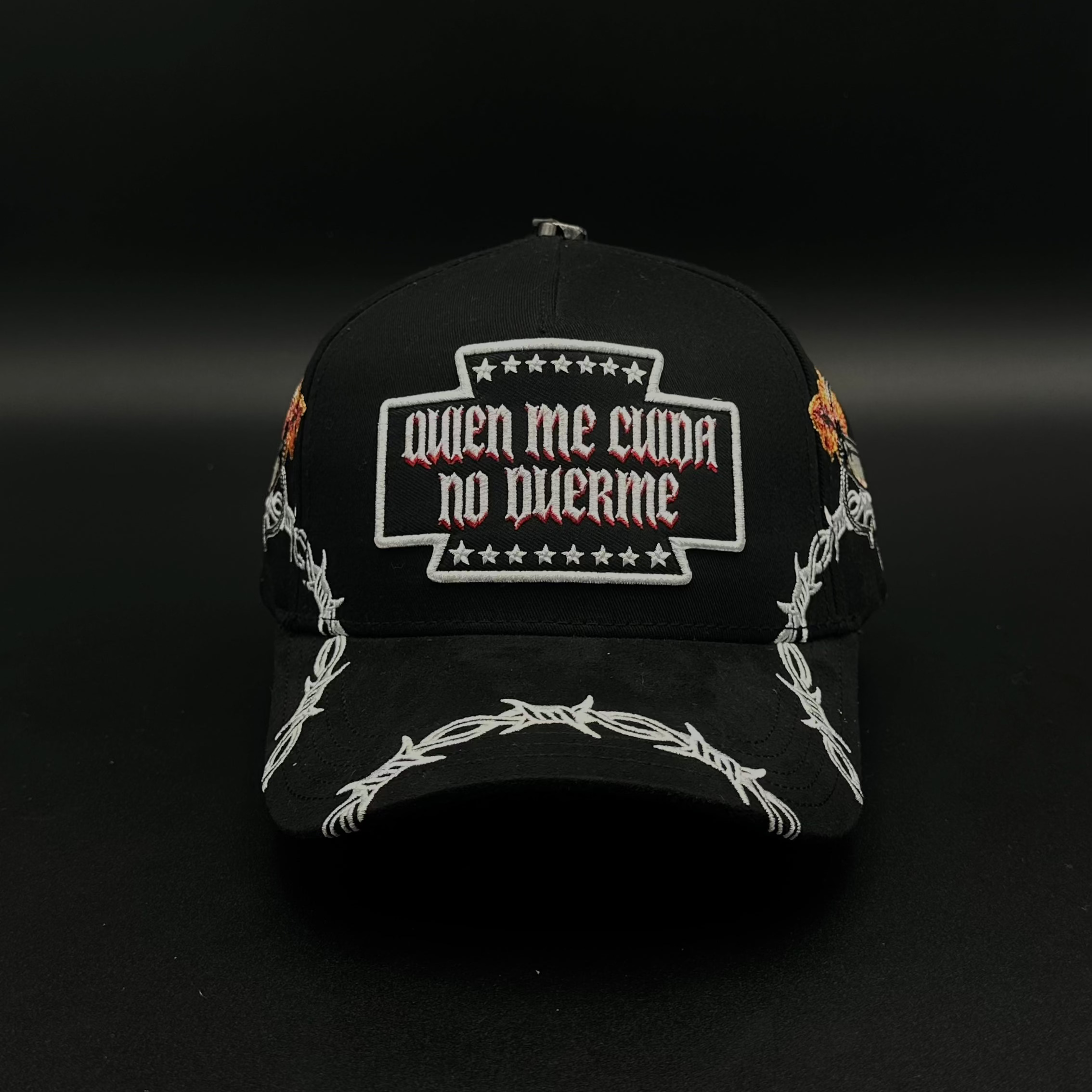 Gorra Baez X Oscar Maydon Quien Me Cuida No Duerme