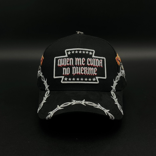 Gorra Baez X Oscar Maydon Quien Me Cuida No Duerme