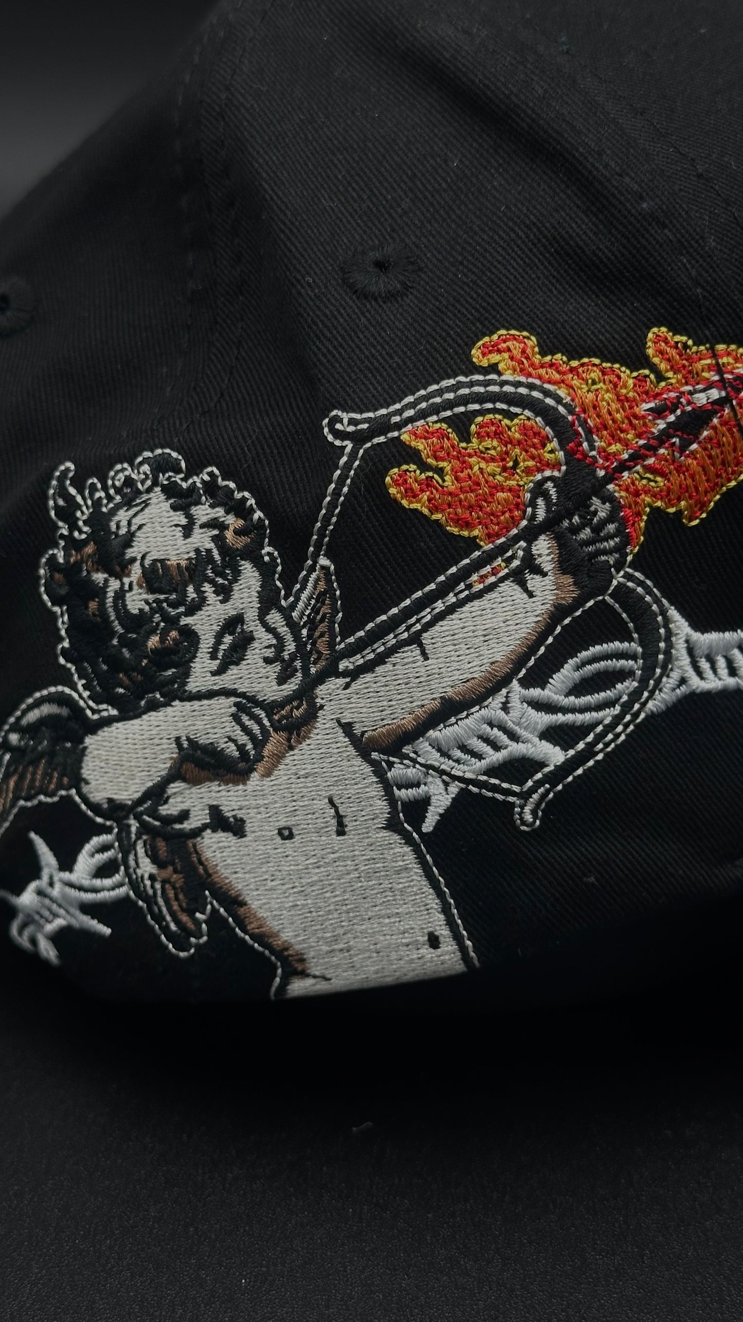 Gorra Baez X Oscar Maydon Quien Me Cuida No Duerme