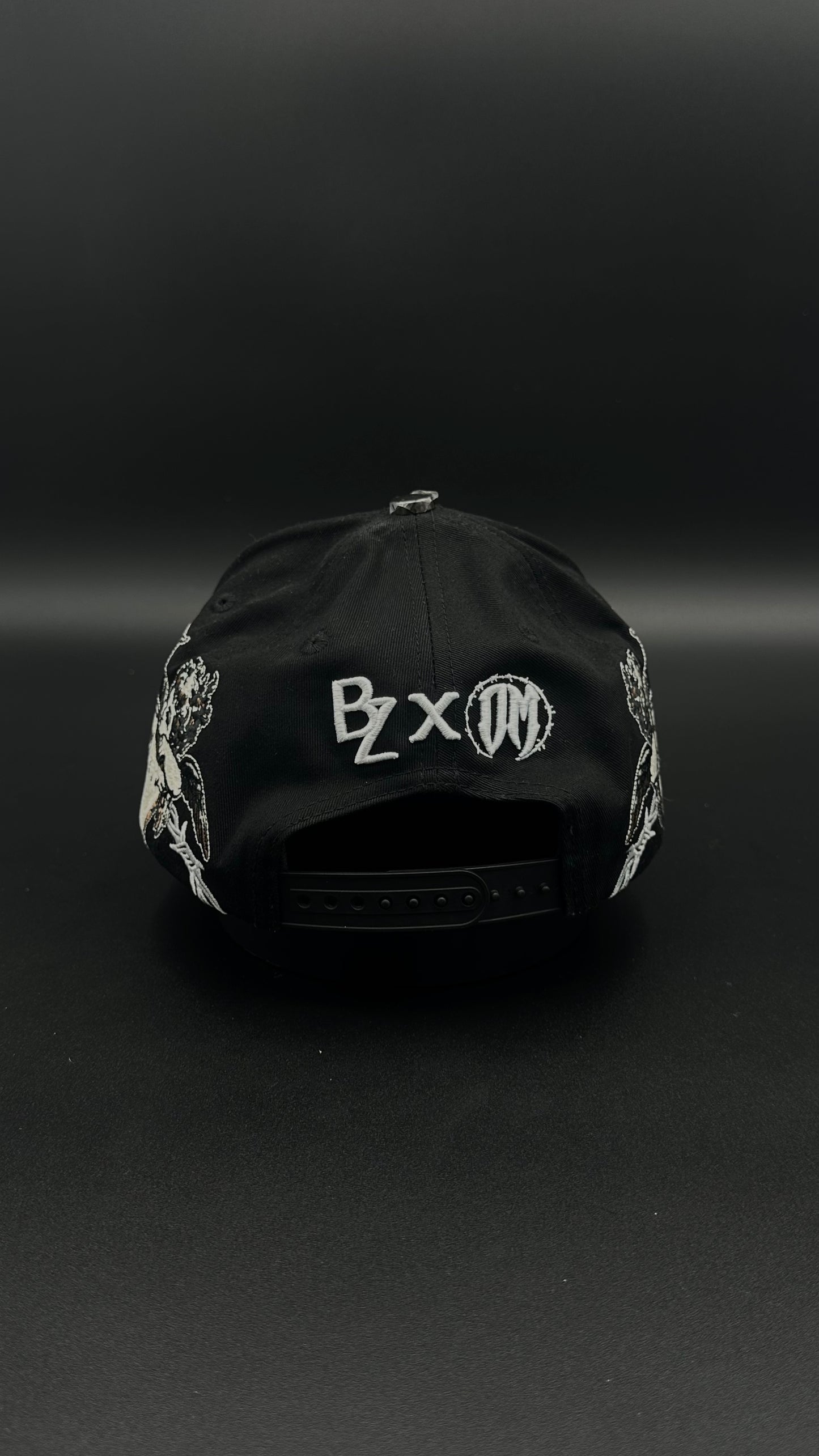 Gorra Baez X Oscar Maydon Quien Me Cuida No Duerme