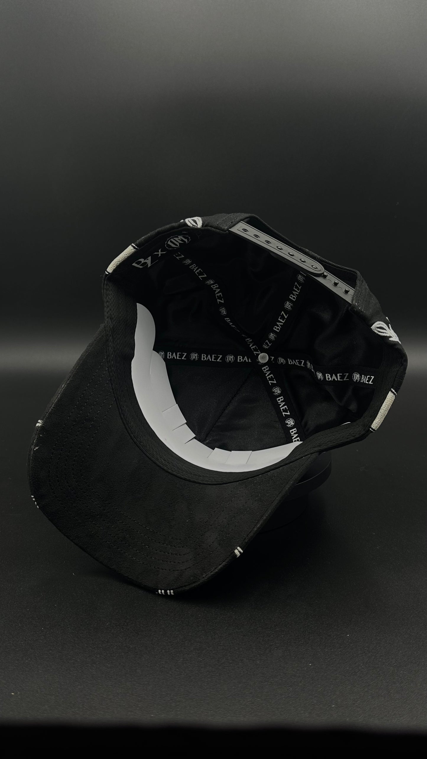 Gorra Baez X Oscar Maydon Quien Me Cuida No Duerme